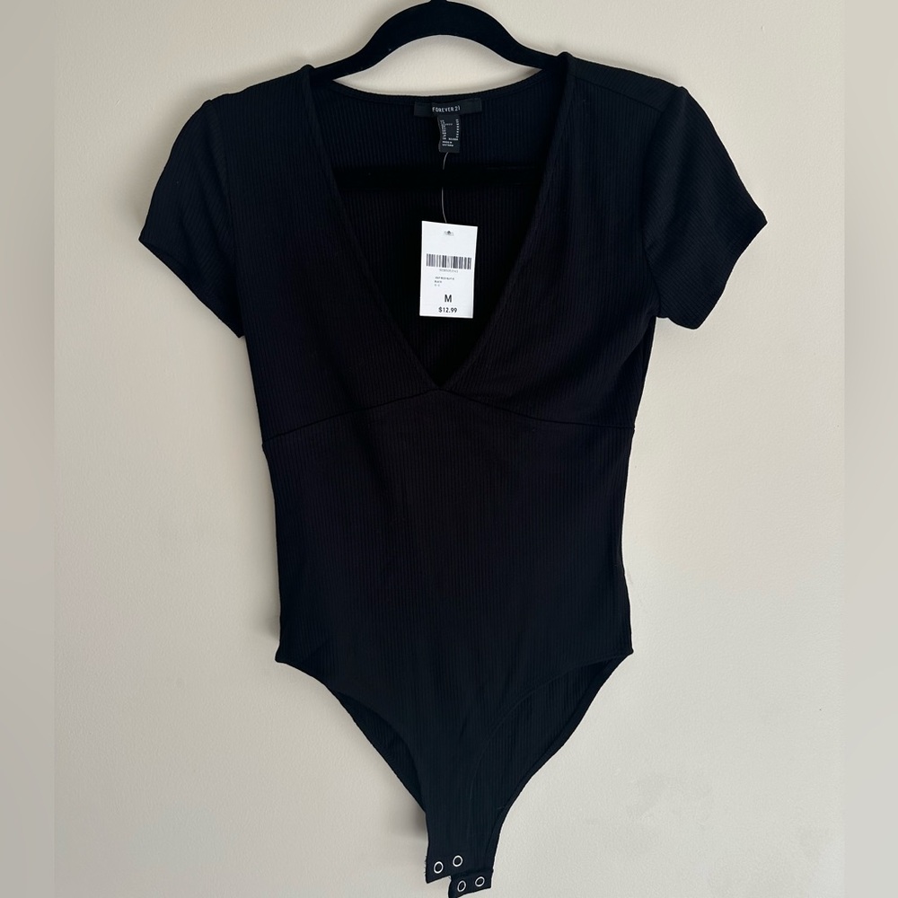 NWT Forever 21 Ribbed Short Sleeved V-Neck Bodysuit, Black, Size M